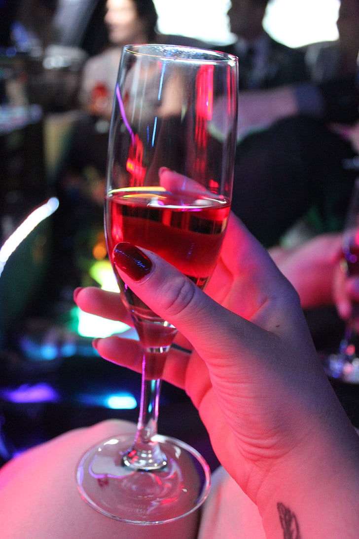 Champagne, flûte à Champagne, lumières colorées, ongles rouges, alcoolisées, boisson, lunettes