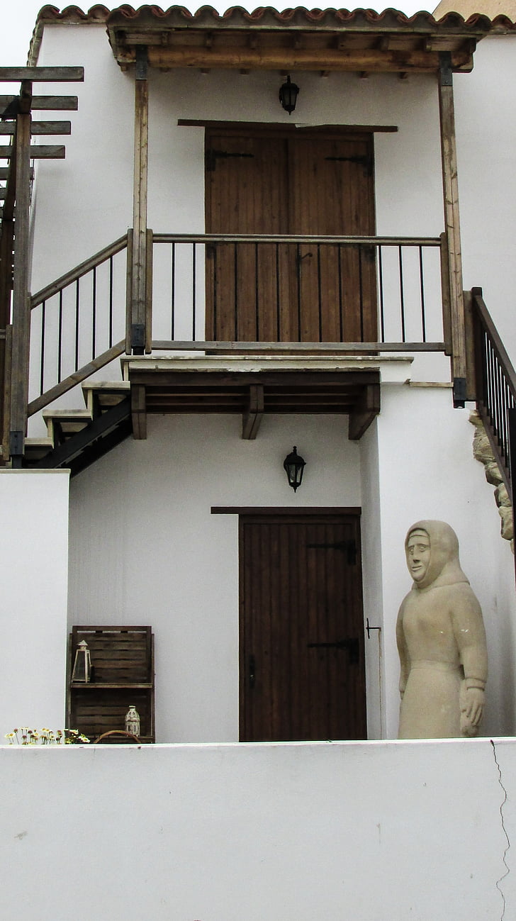 Кипър, Oroklini, село, улица, къща, двор, скулптура