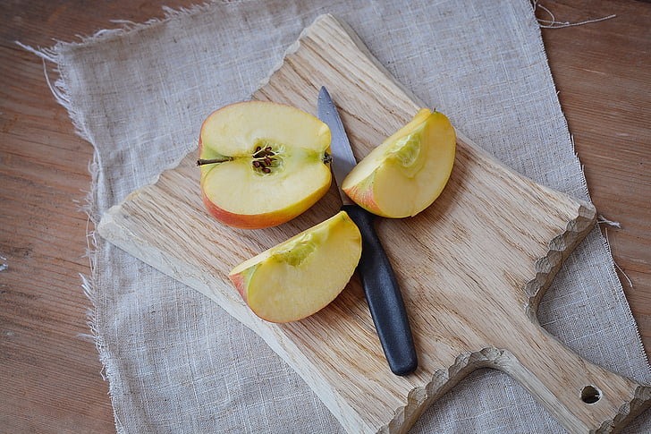 Apple, Bio õuna, lõigatud, viilutatud õuntega, puidust laua, lõikelaud, nuga