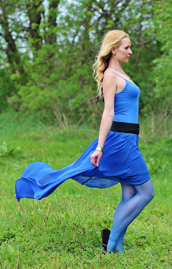 blonda sieviete, lauma, lauks, skaistumu, zili svārki, vējš, ārpus telpām