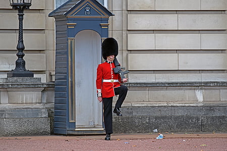 penjaga Istana Buckingham, London, Inggris, royalti, penjaga, prajurit, tradisi