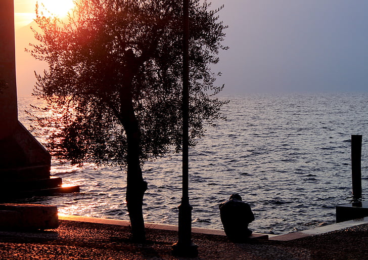 Západ slunce, jezero, Malcesine, Itálie, jezero garda, voda, na jezeře