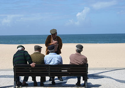 homes vells, Grup de persones, al costat del mar