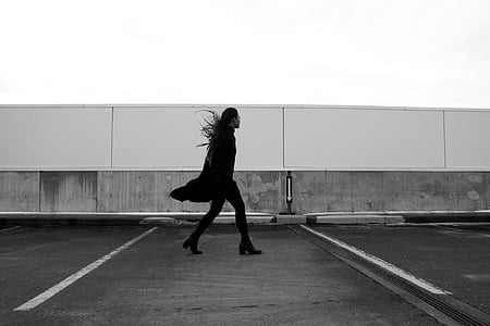 mujer, negro, capa, caminando, estacionamiento, mucho, durante el día