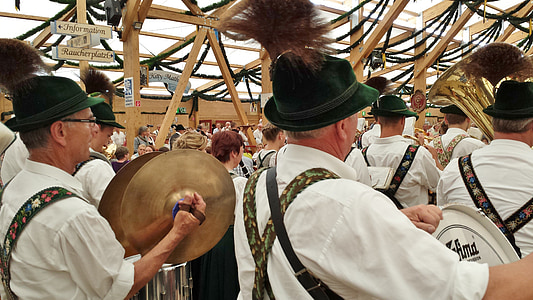 banda de metais, Oktoberfest, Munique, letreiro digital, tradição, da Baviera