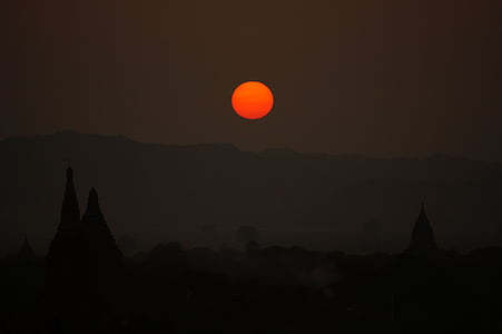 Birmy, zachód słońca, czerwony