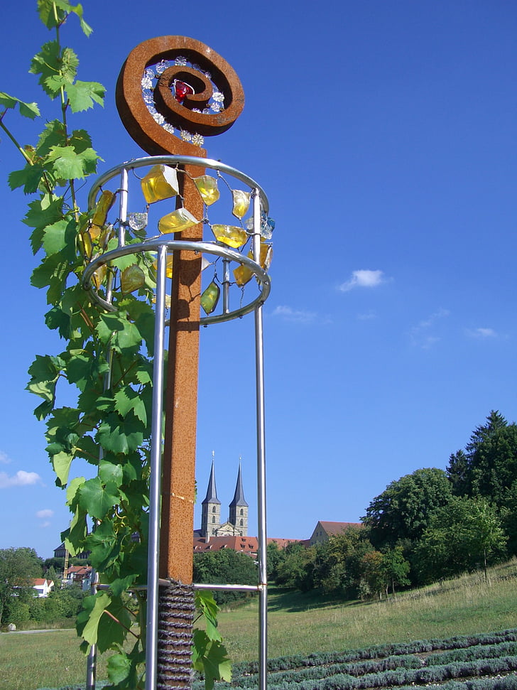 bâton de berger, le sentier de la création de la sculpture, St michael bamberg, art, vigne, bleu ciel, Frisch