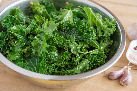 Kale, česnek, čipy od kale, listoví, zelí, zelenina, vlnité listy