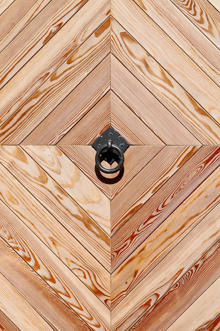 porta de fusta, l'anell crida espera, forma geomètrica