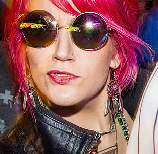 Gadis, kacamata hitam, rambut merah muda, hippie, punk