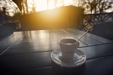 Kawa, Puchar, spodek, stół, zachód słońca, drzewa, taras