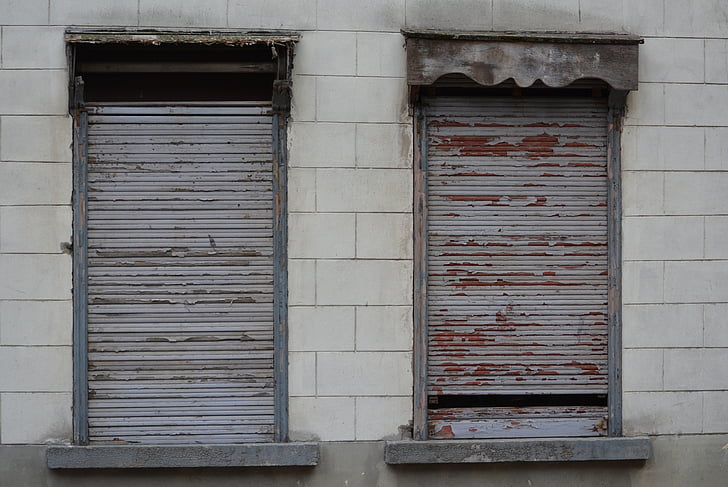 fönsterluckor, förfallen byggnad