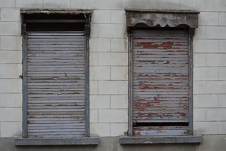 Persianes, edifici en ruïnes