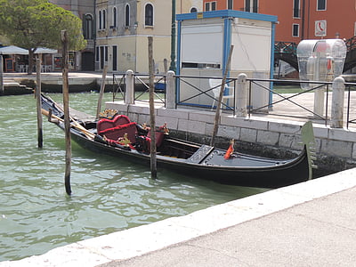 Benátky, Gondola, gondoly, voda, most Ponte di Rialto, Itálie