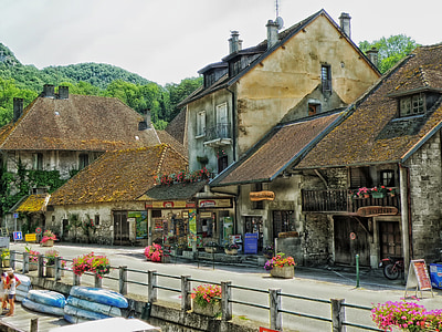 Chanaz, France, village, bâtiments, magasins, boutiques, arbres