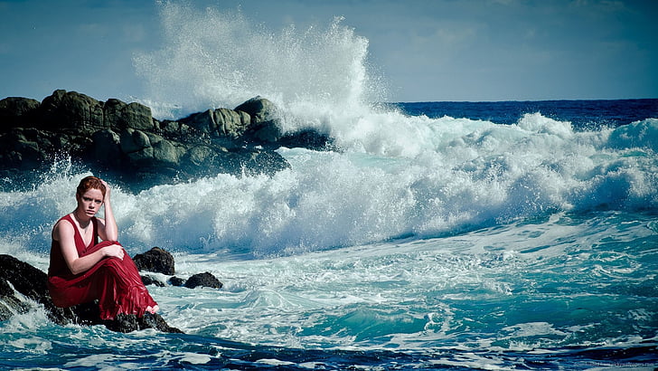 Tüdruk, istudes, Ocean, lained, kivid, võivad põhjustada, noor