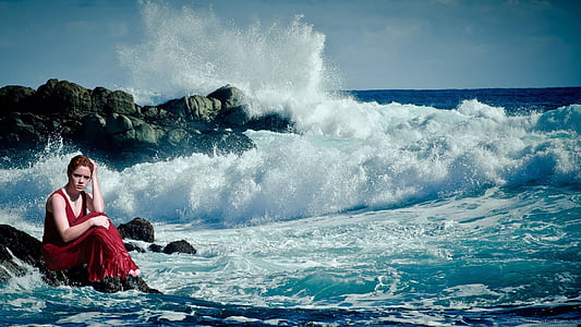 mergaitė, sėdi, vandenyno, bangos, akmenų, kelia, Jauni