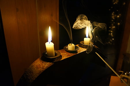 svece, liesma, dūmi, naktī