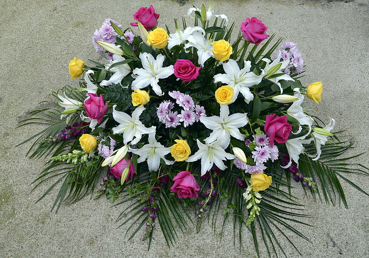 naravni cvetlični aranžmaji, cvetje za pokojnika, šopki