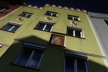 Fassade des Hauses, Mutter Maria, Wandbild, Gebäude, Stadt, Bestimmtheit, verziert