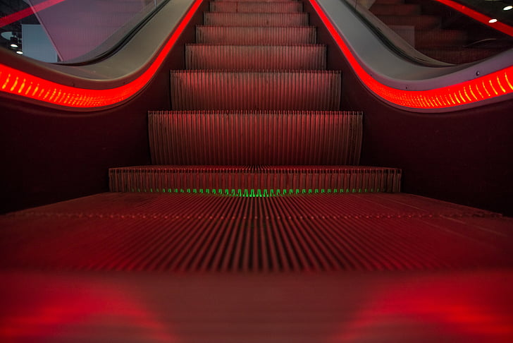 eskalators, sarkana, pārvietošana, kāpnes, palielinoties, iet uz leju, sarkanās gaismas