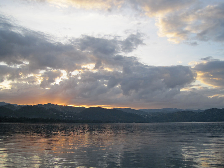 sortida del sol sobre el llac, recollida d'aigua, Kivu, Àfrica, Alba, Alba, muntanya
