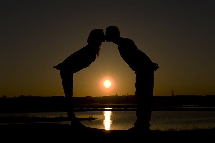 poljubac na, par, zalazak sunca, zaljubljen u, sjena, negativna reakcija, ljubljenje