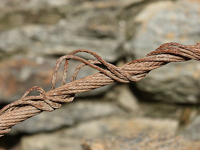 oceľové lano, zlomené, rozstrapkané, hrdzavé