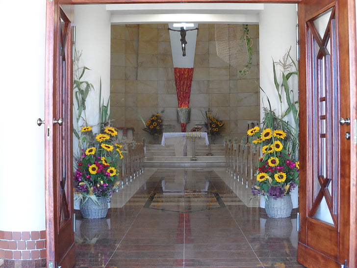 Iglesia, entrada, La puerta