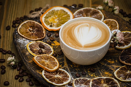 Kawa, mleko, kawy, aby służyć z owoców cytrusowych
