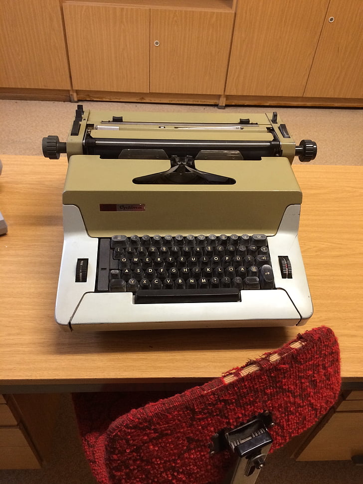 skrivmaskin, gamla skolan, 70 år, gammaldags, retro stylad