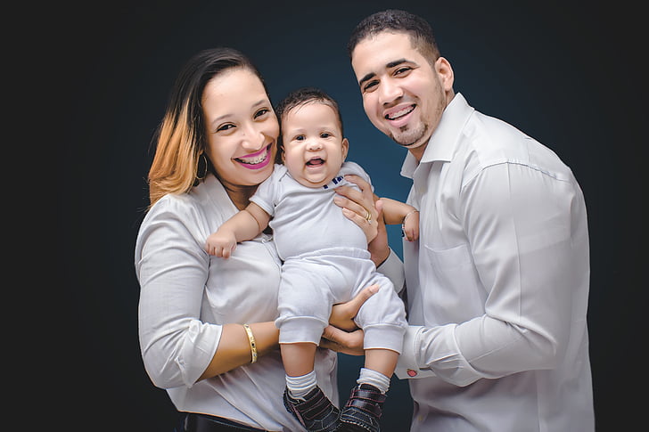 Porodica Happy-family-bebe-parents-portrait-preview
