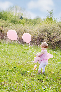 lille pige med balloner, sommer, lykke, udendørs, munter, barn, sjov