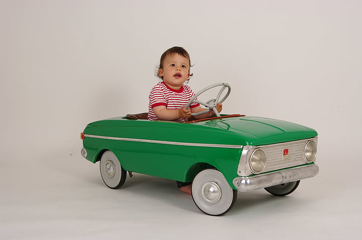 kicsi vezető, Gyerekek pedálos autó, retro autó, zöld cab, gyermek, kis, cuki