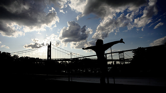 brug, NYC, meisje, silhouet, hemel, wolken, buitenshuis