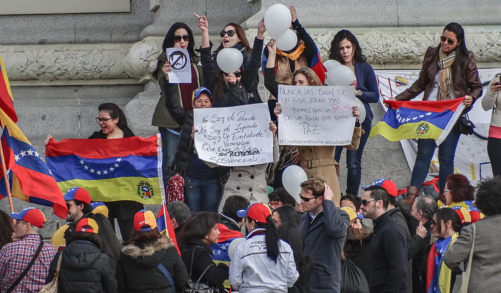 skupina, ľudia, vlajky, prejav, Venezuela, Madrid, odstránenie
