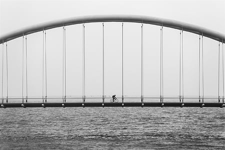 orang, Bersepeda, Jembatan, grayscale, foto, arsitektur, pengendara sepeda