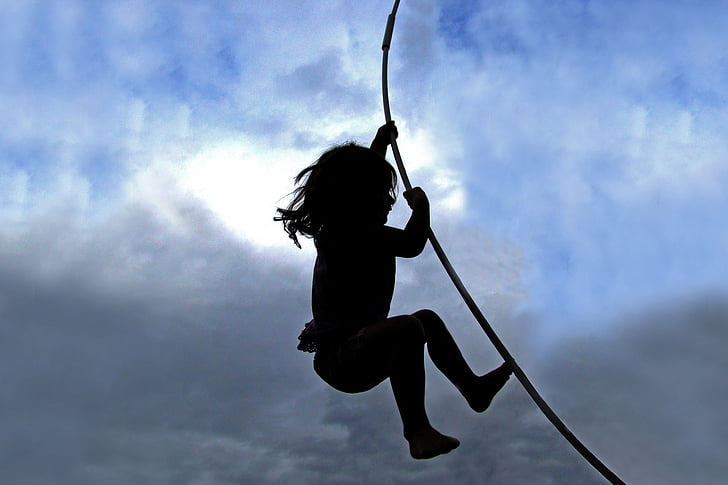 otrok, plezanje, Mowgli, trampolin, oblačno, nebo, obris