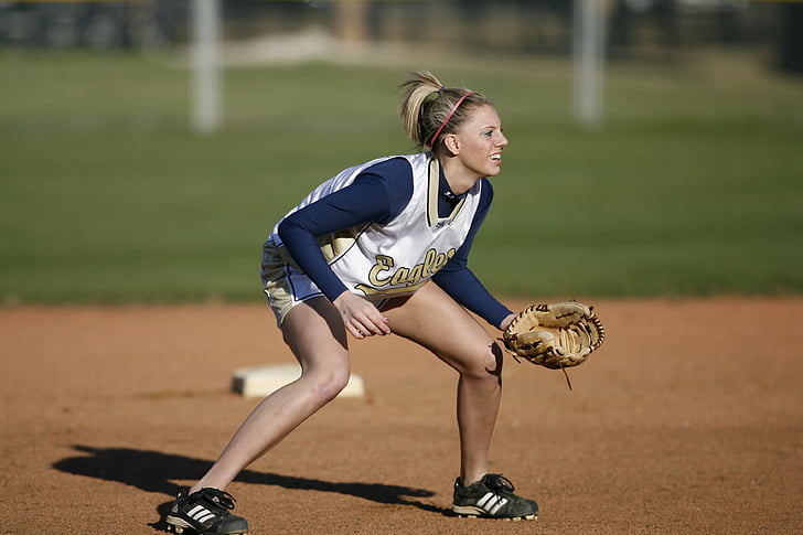Softball, Spieler, Mädchen, Aktion, kurzen Stopp, konzentriert, Wettbewerb