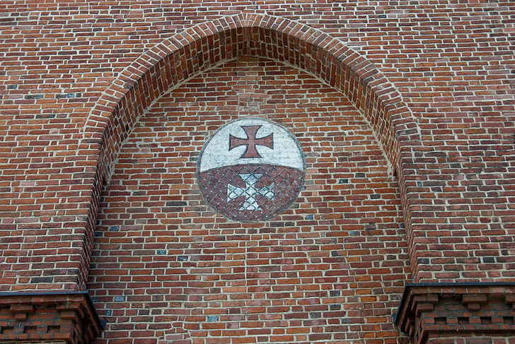 Kapubejárat piac, Elbląg, emlékmű, címer, Lengyelország