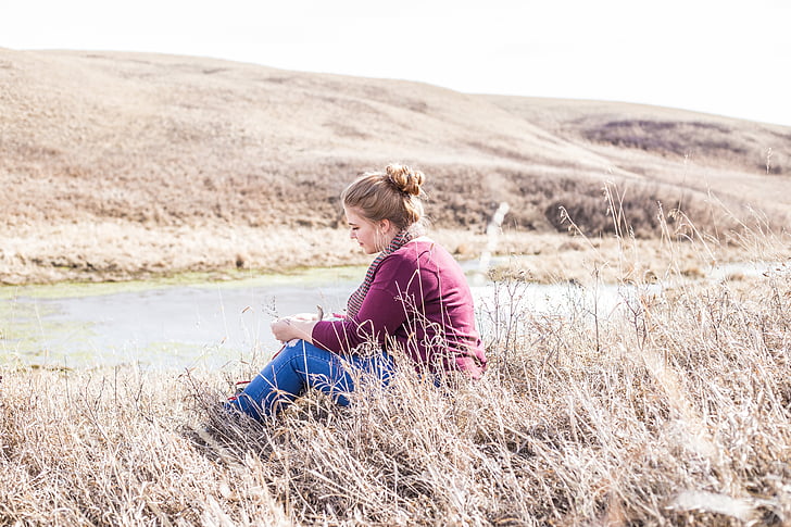 Zdjęcie, Kobieta, siedząc, trawa, dzień, czas, Highland