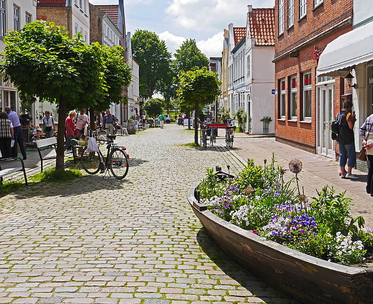Friedrichstadt, Holandský vysporiadania, domy so štítom, pešej zóne, kvet čln, Obchody, nakupovanie