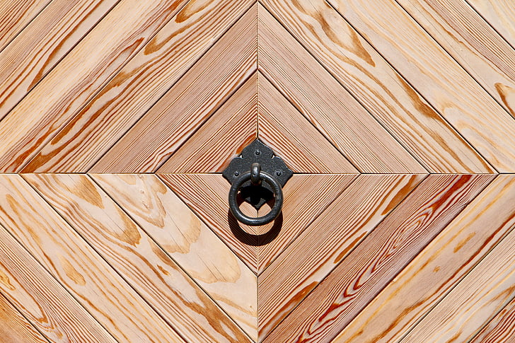medinės durys, skambučio laukimo žiedas, geometrinės formos, mediena - medžiaga, modelis, fonai, rudos spalvos