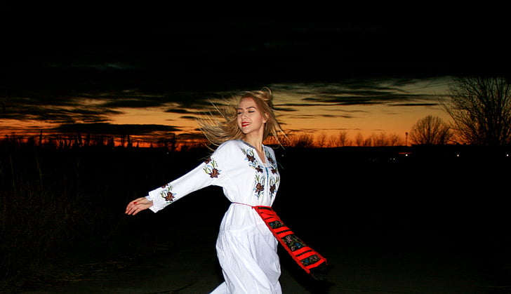 Дівчина, традиційний костюм, Румунія, Краса, у вечірній час, Захід сонця, Блондинка