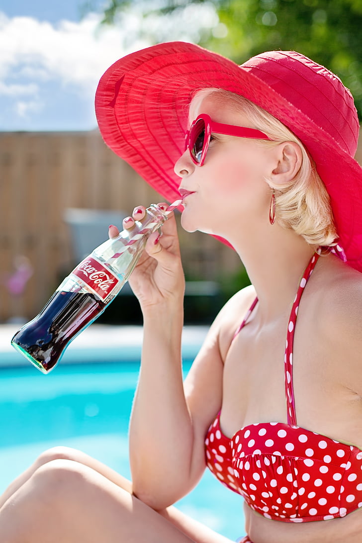 chapeau de plage, Beverage, Bikini, Coca cola, femelle, lunettes de soleil, ensoleillée