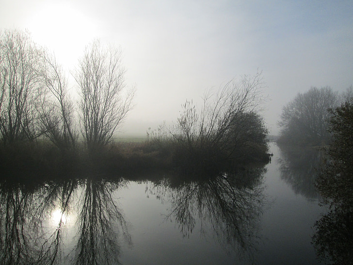 Ποταμός, ομίχλη, το φθινόπωρο, το πρωί, ουρανός, θολό τοπίο, σε εξωτερικούς χώρους