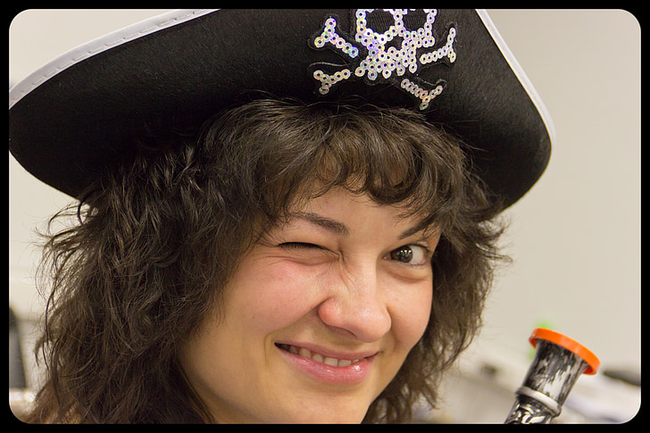Pige, pirater i det, wink, smil, den three-cornered hat