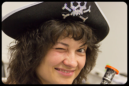 Момиче, Карибски пирати, намигване, усмивка, трите шапка