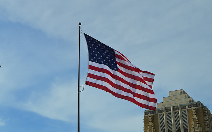 JAV vėliava, pastatas, dangus