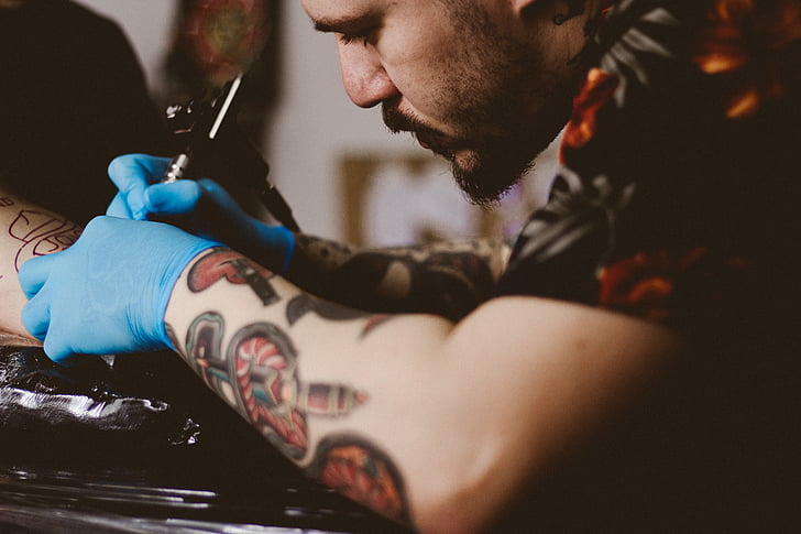 homem, preto, vermelho, floral, camisa, exploração, tatuagem